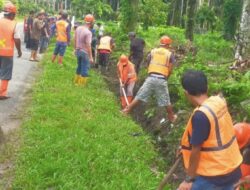 Sinergitas TNI-Polri Bersama Forkopimca Silinda Gotong Royong Bersihkan Fasilitas Umum
