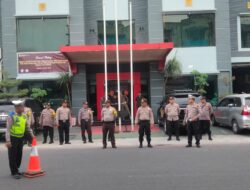 KAPOLRES BINJAI KERAHKAN PERSONILNYA SAAT PENGAMANAN PENGHITUNGAN SUARA PEMILU 2024 OLEH KPU KOTA BINJAI