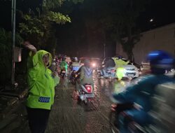 Kondisi Banjir,Kasat Lantas Polres Pematangsiantar Gatur Arus Lalin