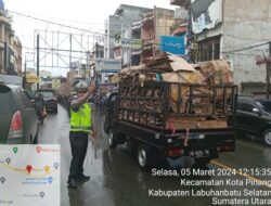 Personel Satuan Lalu Lintas Polres Labusel dan Polsek Jajaran Lakukan Pengaturan Di Siang Hari