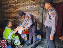 Polri Peduli Kepada Masyarakat Kapolsek Lima Puluh Melaksanakan Kegiatan Jumat Berbagi