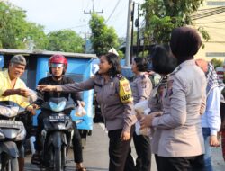 Polwan Polres Langkat Bagikan Kebahagiaan Ramadan membagikan Takjil buka puasa