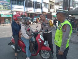 Operasi Keselamatan Toba, Satlantas Polres Langkat Bagikan Brosur Tertib Berlalu Lintas