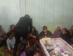 Kapolsek Tanah Jawa Bersama Bhayangkari Melayat Ke Rumah Personil Yang Meninggal Dunia