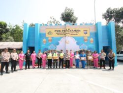 Kapolres Sergai, AKBP Oxy Yudha Pratesta bersama Ketua Bhayangkari Cabang Sergai Ny Septya Oxy dan rombongan membagikan bingkisan untuk petugas Pos Pengamanan dan Pos Pelayanan