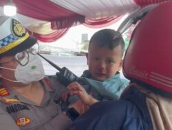 Personel Pos Pelayanan 2 Jl. Parapat Simpang 2 di Pematangsiantar Sigap Menolong Masyarakat yang Mengalami Insiden Terjatuh dari Sepeda Motornya