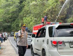 Aksi Sigap Kapolres Toba Bersama Personil Polres Toba , Damkar dan Masyarakat Padamkan Api Dijalan lintas perbatasan kabupaten Toba – Tapanuli Utara
