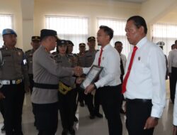 Kapolres Tanah Karo Berikan Penghargaan Kepada Personel Dan Masyarakat Yang Terlibat Dalam Pengungkapan Kasus Curas Korban Wisatawan Asal Perancis