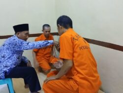 Polres Sibolga Memberikan Binrohtal Kepada Para Tahanan Di Ruang Tahanan