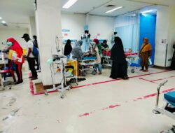 Polres Labuhan Batu Peduli Kirim Tim Kesehatan Guna Mengecek Kondisi Dari Kelompok Masyarakat Yang Lakukan Aksi Teatrikal Kubur Diri Dan Alami Gangguan Kesehatan