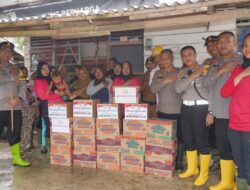 Kapolres Langkat Tinjau Korban Banjir Sekaligus Serahkan Bansos Dikecamatan Tanjung Pura