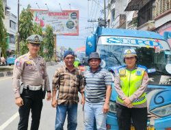 Sat Lantas Menyapa Kemerdekaan, Bagikan Bendera Merah Putih Kepada Pengguna Jalan