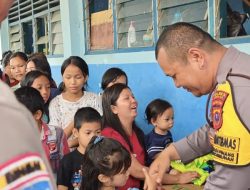 Bhabinkamtibmas Polres Sibolga Berikan Bantuan Selimut kepada Pengungsi Korban Bencana Alam Di Kota Sibolga