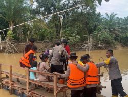 Bergotong Royong Rakit Jembatan Darurat, Polda Sumut Sambungkan Kembali Akses Warga Tapanuli Tengah