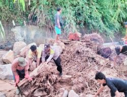 Bahu-Membahu Cegah Banjir Susulan, Bhabinkamtibmas Polres Sibolga Bersama Warga Bersihkan Sungai Aek Doras