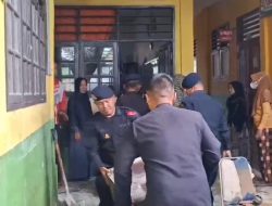 Di Tengah Lumpur Brimob Hadir Pulihkan Harapan Siswa SDN 3 Tanjung Pura Pasca Banjir