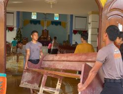 Polda Sumut Bersihkan Gereja HKBP Hutanabolon dan Ikut Ibadah Natal Bersama Warga