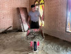 Tak Kenal Lelah, Polda Sumut Terus Bantu Bersihkan Rumah Warga Terdampak Banjir di Batang Toru