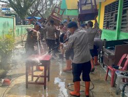 Brimob Polda Sumut Turun Tangan Bersihkan SMP Negeri 1 Tanjung Pura Pasca Banjir