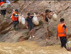 Polri Hadir Saat Darurat, Brimob Polda Sumut Evakuasi 45 Warga Terisolir Banjir di Tapteng