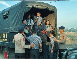 Peduli Masa Depan, Brimob Polda Sumut Antar Anak Sekolah Terdampak Banjir Bandang di Batang Toru