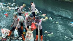 Peduli Lingkungan, Brimob Polda Sumut Angkat Sampah dari Sungai Demi Warga