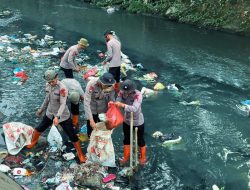 Peduli Lingkungan, Brimob Polda Sumut Angkat Sampah dari Sungai Demi Warga
