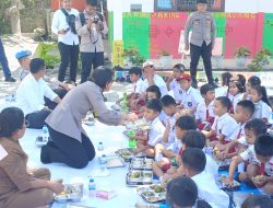 Kapolres Samosir Makan Bersama Pelajar SDN 10 Lumban Suhi-suhi Toruan, Tinjau Program Makan Bergizi Gratis dan Salurkan Bantuan