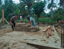 Di Tengah Mendung, Brimob Gotong Royong Bangun Rumah Korban Banjir Tolang Julu