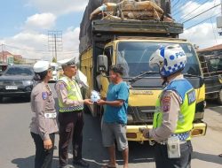 Hari Ke-12 Ops Keselamatan Toba 2026, Satlantas Polres Tanah Karo Tindak Angkutan Umum Angkut Penumpang di Atas Kap