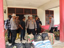 Kapolres Tapteng Tinjau Lokasi Longsor di Sitahuis: Serahkan Bansos dan Serap Aspirasi Warga