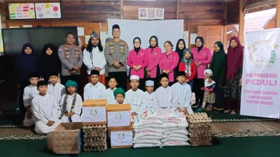 Jumat Berkah Di Bulan Ramadhan 1447 H Kapolres Di Dampingi Ketua Bhayangkari Cabang Pakpak Bharat Kunjungi Ponpes Serta Mesjid.