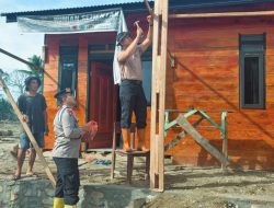 Bersama Warga Bangun Kembali Desa, Brimob Batalyon C Hadir di Lokasi Huntara