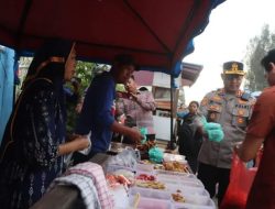 Polres Tanah Karo Borong Takjil UMKM Dan Bagikan Ke Masyarakat, Kapolres : Bentuk Dukungan dan Kepedulian di Bulan Ramadan