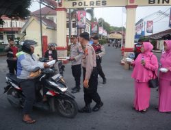 Personil Polres Binjai Bersama Bhayangkari Berbagi Takjil di Bulan Suci Ramadhan 1447 Hijriah