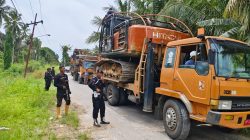 Dikawal Brimob Bersenjata Lengkap, Alat Berat Tambang Emas Ilegal Tapsel–Madina Dievakuasi ke Batalyon C Sipirok