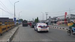 personel Polres Binjai melaksanakan pengawalan massa buruh
