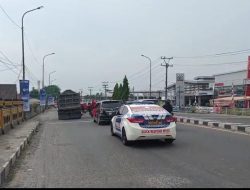personel Polres Binjai melaksanakan pengawalan massa buruh