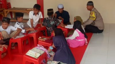 Bhabinkabtibmas tebar kepedulian dampingi anak-anak belajar alquran di polsek selesei
