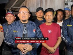 kasat Narkoba Polrestabes Medan Kompol Rafli Yusuf Nugraha bersama anggota mengamankan tiga pengedar narkoba
