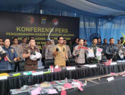 Kombes Pol, Dr Jean Calvijn Simanjuntak, SIK, MH memaparkan hasil kenerja anggota selama 15 hari