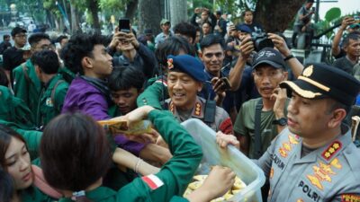 Pengamanan Humanis Warnai Aksi Penyampaian Aspirasi Mahasiswa di Gedung DPRD Sumut