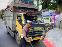 Kanit Turjawali Satlantas Polres Karo Evakuasi Kendaraan Mogok, Arus Lalu Lintas Tetap Lancar