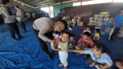 Polres Karo Berbagi Keceriaan, Anak-Anak Pengungsi Sinabung Dapat Bantuan Snack