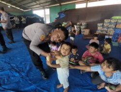 Polres Karo Berbagi Keceriaan, Anak-Anak Pengungsi Sinabung Dapat Bantuan Snack