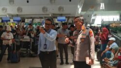 Polresta Deli Serdang Pantau Keamanan dan Berikan Pelayanan Kesehatan Kepada Penumpang Terdampak Pembatalan Penerbangan di Bandara Kualanamu
