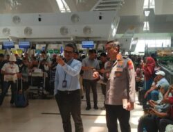 Polresta Deli Serdang Pantau Keamanan dan Berikan Pelayanan Kesehatan Kepada Penumpang Terdampak Pembatalan Penerbangan di Bandara Kualanamu