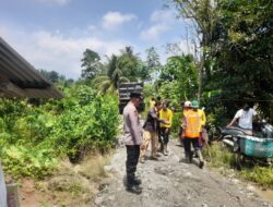 Tanggap Bencana, Polsek STM Hulu Bantu Aktifkan Jalur Alternatif Bersama Masyarakat