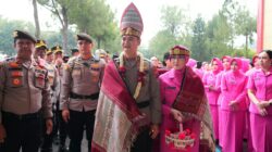 Resmi Pimpin Polda Sumut, Irjen Pol Sonny Irawan Disambut Ulos dan Tarian Tradisional