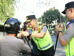 Peduli Keselamatan Pengendara, Kapolda Sumut Turun Langsung Bagikan Helm dan Imbau Tertib Lalu Lintas